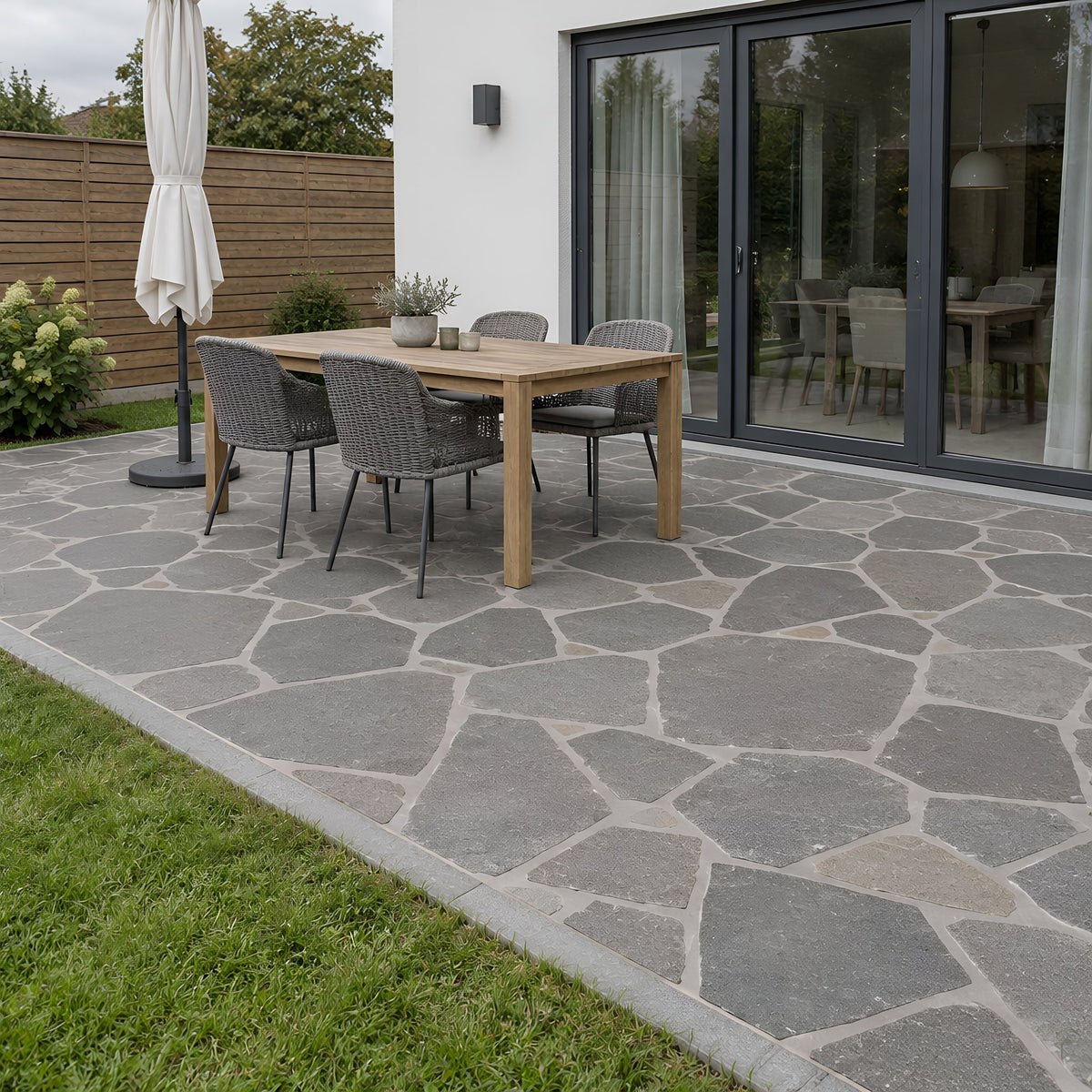 Burgundy Grey Tumbled Limestone Crazy Paving – Terrasse am Wohnhaus