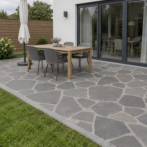 Burgundy Grey Tumbled Limestone Crazy Paving – Terrasse am Wohnhaus