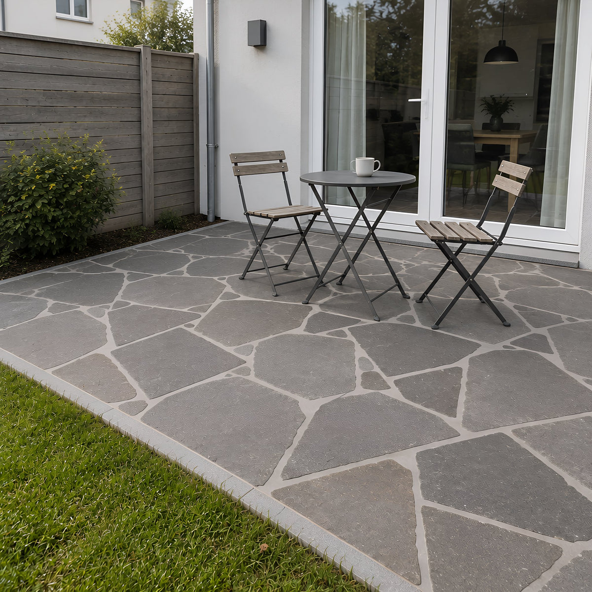 Burgundy Grey Tumbled Limestone Crazy Paving – Sitzplatz im Garten eines Reihenhauses