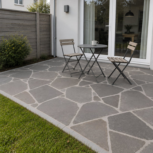 Burgundy Grey Tumbled Limestone Crazy Paving – Sitzplatz im Garten eines Reihenhauses
