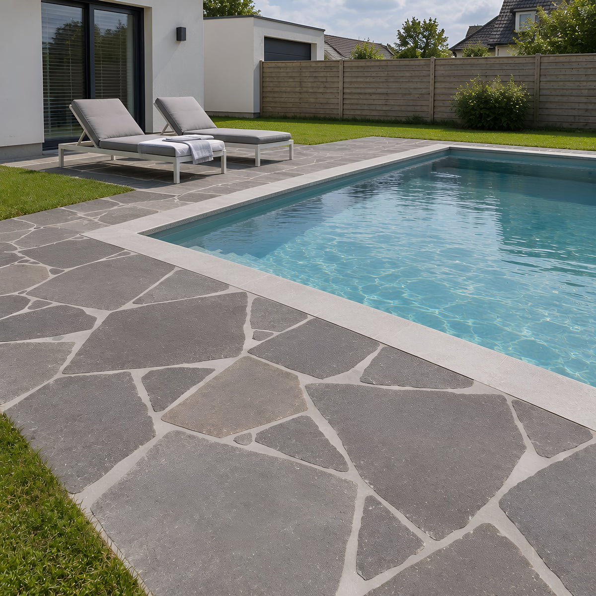 Burgundy Grey Tumbled Limestone Crazy Paving – Poolumrandung im Garten