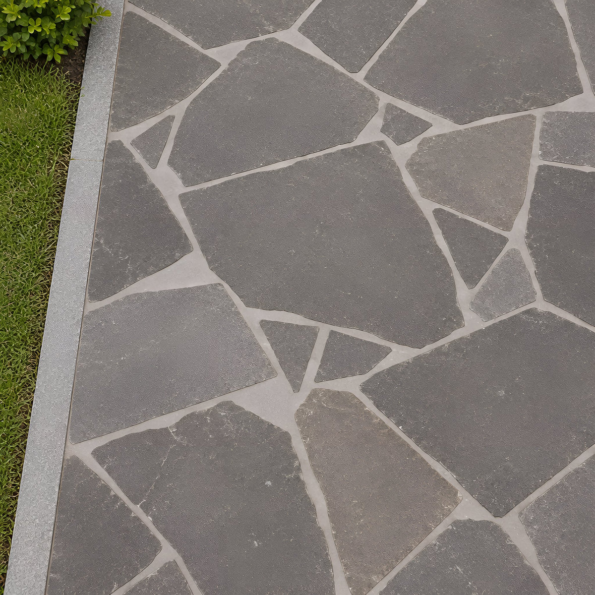 Burgundy Grey Tumbled Limestone Crazy Paving – Draufsicht auf Format, Verlegemuster und Fugen