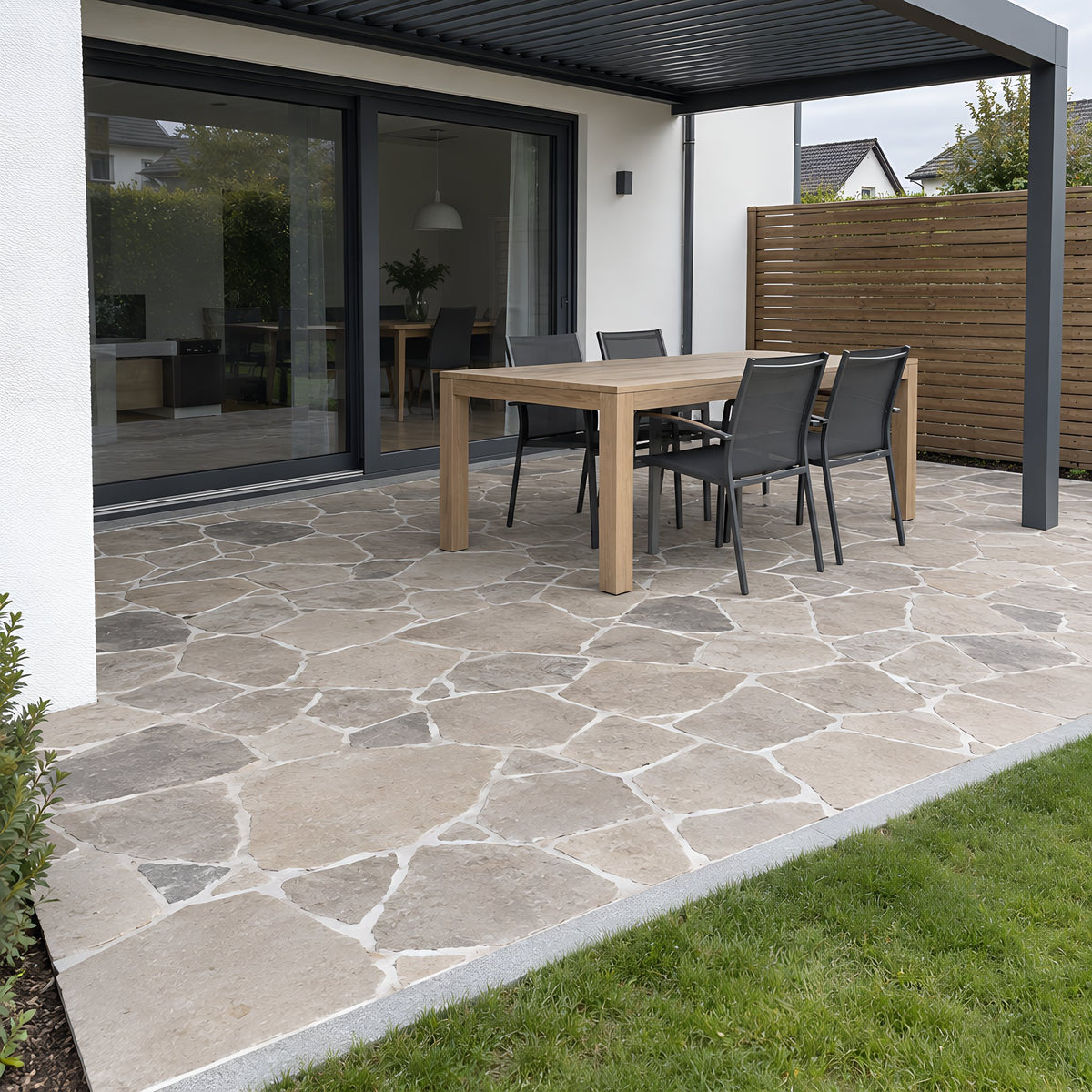 Como Tumbled Limestone Crazy Paving – Terrasse mit Pergola