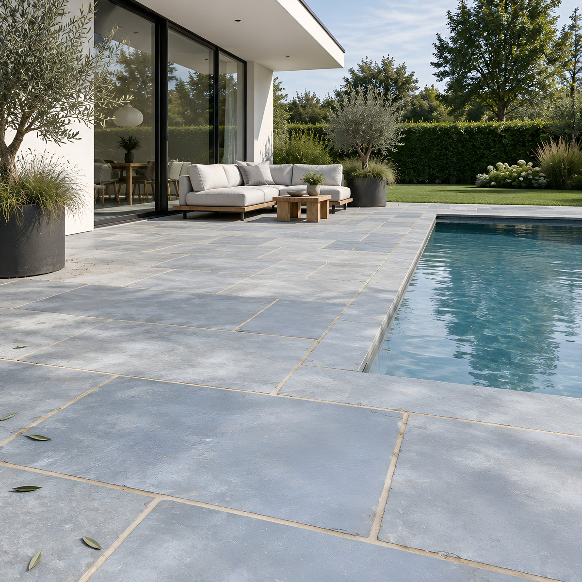 Dalay Blue Riven Outdoor Limestone – Poolterrasse eines modernen Hauses