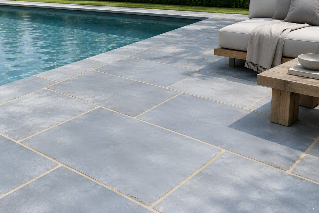 Dalay Blue Riven Outdoor Limestone – Lounge-Bereich auf der Terrasse