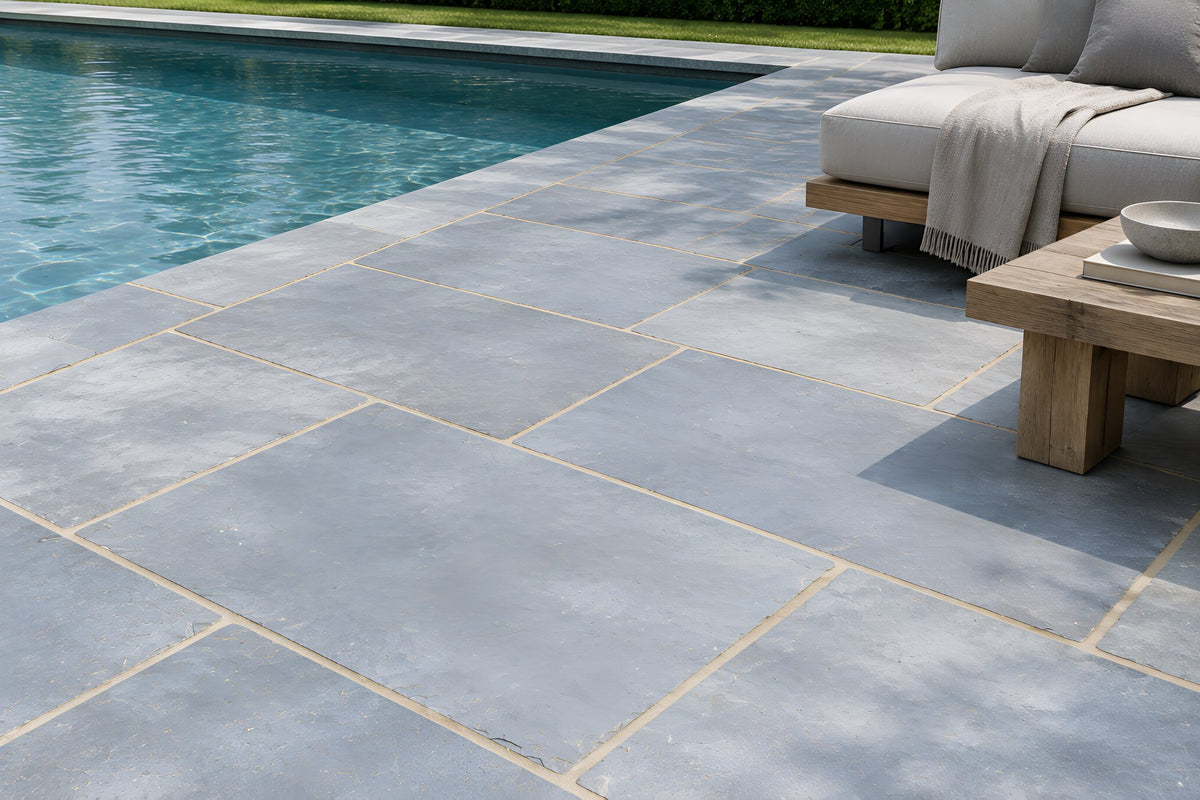 Dalay Blue Riven Outdoor Limestone – Lounge-Bereich auf der Terrasse