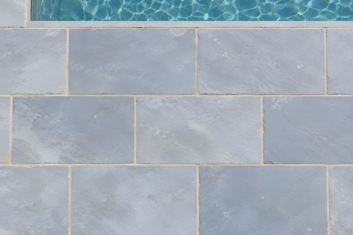Dalay Blue Riven Outdoor Limestone – Draufsicht auf Format, Verlegemuster und Fugen