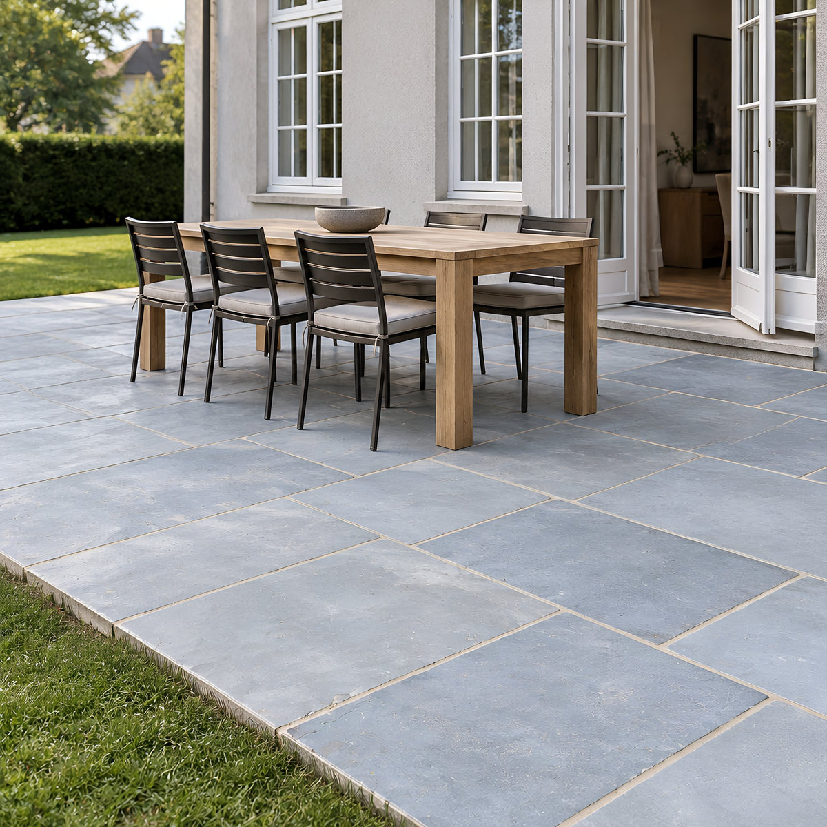 Dalay Blue Riven Outdoor Limestone – Terrasse einer Stadtvilla