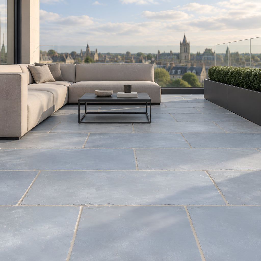 Dalay Blue Riven Outdoor Limestone – Dachterrasse in der Stadt