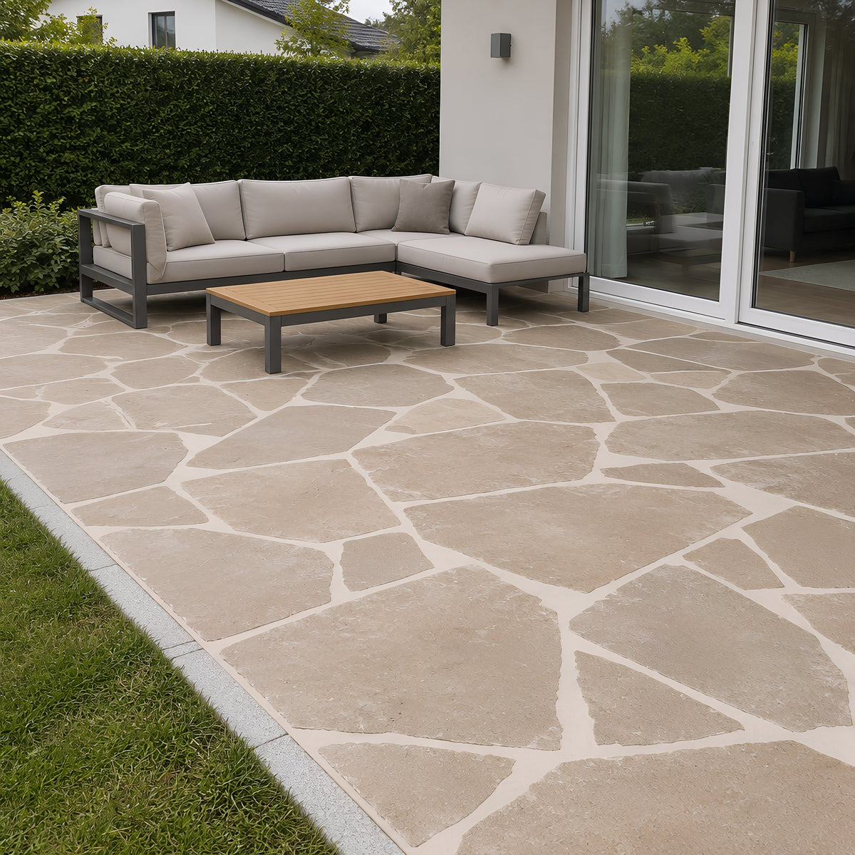 Dijon Tumbled Limestone Crazy Paving – Terrasse am Wohnhaus