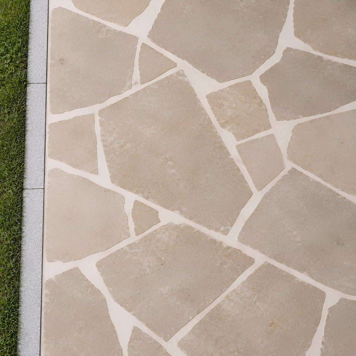 Dijon Tumbled Limestone Crazy Paving – Draufsicht auf Format, Verlegemuster und Fugen