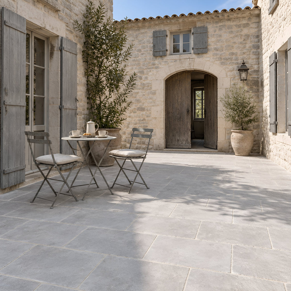 Milan Tumbled Outdoor Limestone – Innenhof mit Natursteinpflaster