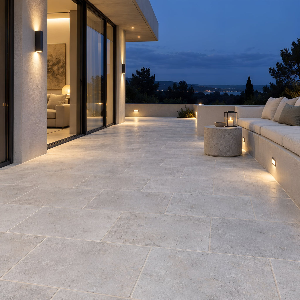 Milan Tumbled Outdoor Limestone – Terrasse im Abendlicht