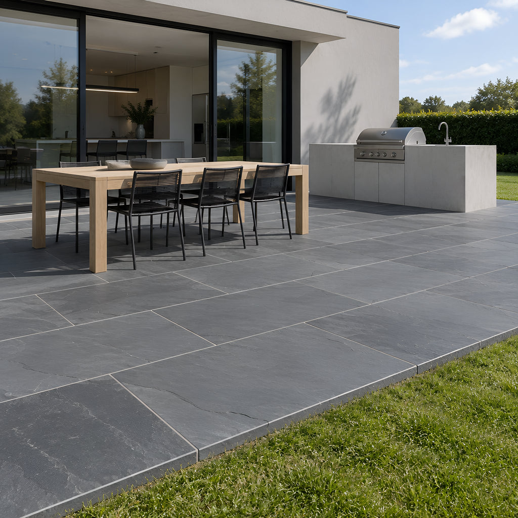 Nero Riven Outdoor Slate – Terrasse mit Außenküche