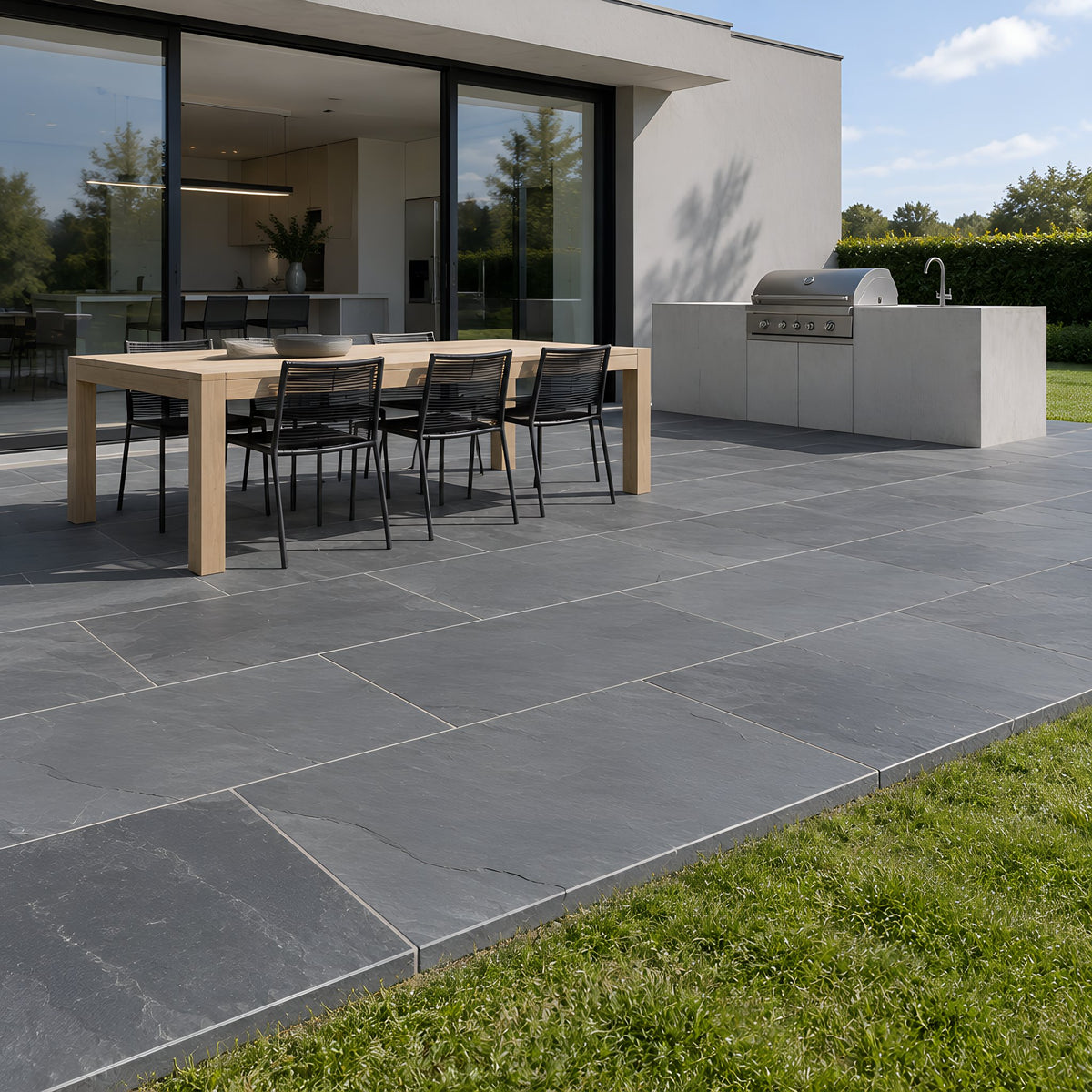 Nero Riven Outdoor Slate – Terrasse mit Außenküche