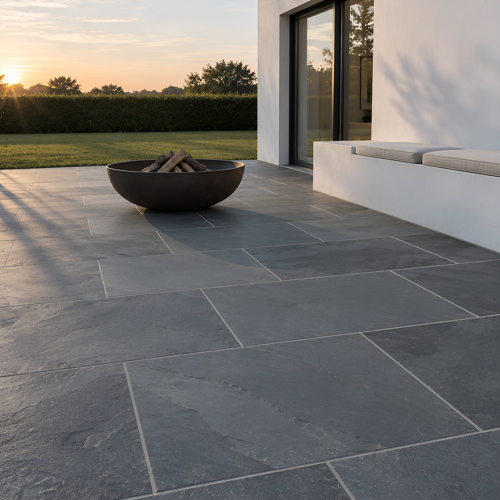 Nero Riven Outdoor Slate – Terrasse im Abendlicht