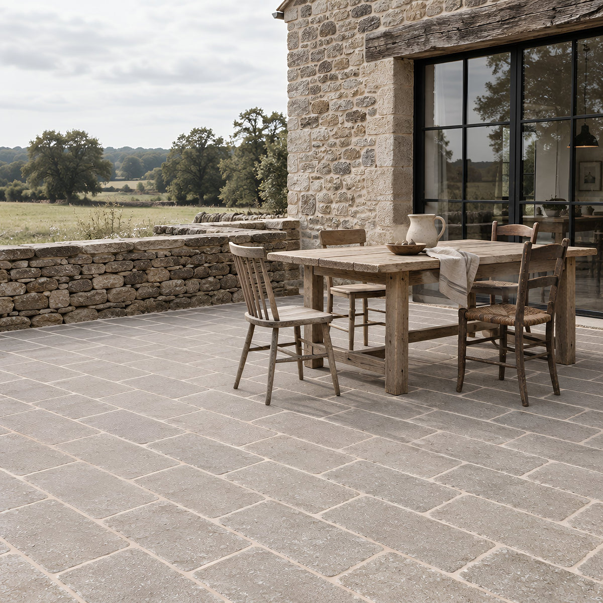 Raja Tumbled Outdoor Limestone – Terrasse an einer Steinscheune