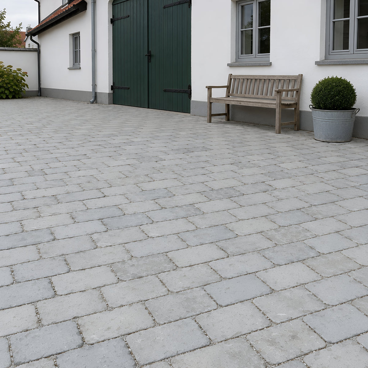 Taj Grey Tumbled Outdoor Limestone – Hof eines renovierten Bauernhauses