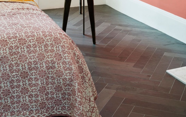 gris-riven-slate-delicato-rose-decorative-glazed-2-985x1280